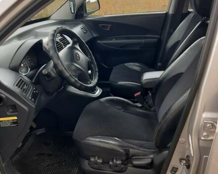 Хендай Туксон 2005 у Рівному на Automoto.ua Сірий Хендай Туксон, об'ємом двигуна 2 л та пробігом 220 тис. км за 6900 $, фото 11 на Automoto.ua