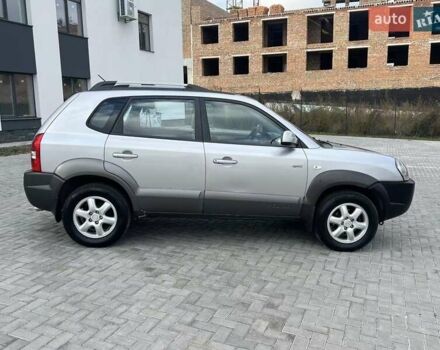 Сірий Хендай Туксон, об'ємом двигуна 1.98 л та пробігом 243 тис. км за 6900 $, фото 3 на Automoto.ua