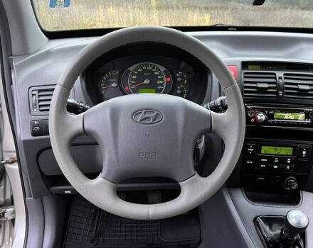 Сірий Хендай Туксон, об'ємом двигуна 2 л та пробігом 187 тис. км за 7650 $, фото 23 на Automoto.ua