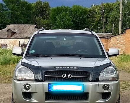 Серый Хендай Туксон, объемом двигателя 2 л и пробегом 249 тыс. км за 7550 $, фото 3 на Automoto.ua