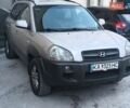 Серый Хендай Туксон, объемом двигателя 1.99 л и пробегом 385 тыс. км за 6500 $, фото 1 на Automoto.ua