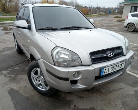 Серый Хендай Туксон, объемом двигателя 2 л и пробегом 267 тыс. км за 7200 $, фото 2 на Automoto.ua