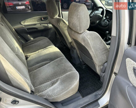 Сірий Хендай Туксон, об'ємом двигуна 2 л та пробігом 250 тис. км за 5850 $, фото 10 на Automoto.ua