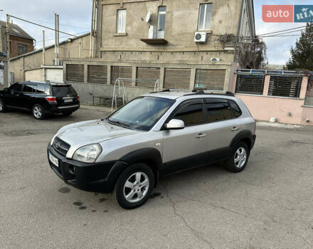 Сірий Хендай Туксон, об'ємом двигуна 2 л та пробігом 250 тис. км за 5850 $, фото 1 на Automoto.ua