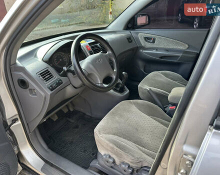 Сірий Хендай Туксон, об'ємом двигуна 2 л та пробігом 250 тис. км за 5850 $, фото 18 на Automoto.ua