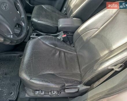 Серый Хендай Туксон, объемом двигателя 1.98 л и пробегом 181 тыс. км за 7000 $, фото 19 на Automoto.ua