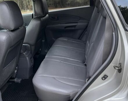 Сірий Хендай Туксон, об'ємом двигуна 2 л та пробігом 187 тис. км за 7650 $, фото 7 на Automoto.ua