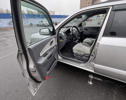 Серый Хендай Туксон, объемом двигателя 2 л и пробегом 163 тыс. км за 8350 $, фото 9 на Automoto.ua