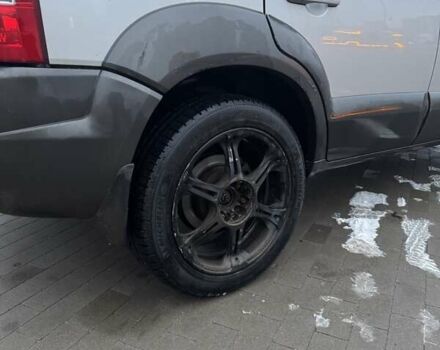 Сірий Хендай Туксон, об'ємом двигуна 1.99 л та пробігом 187 тис. км за 6000 $, фото 5 на Automoto.ua