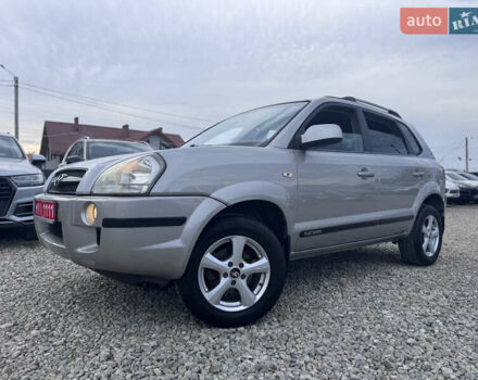 Серый Хендай Туксон, объемом двигателя 2 л и пробегом 155 тыс. км за 6989 $, фото 4 на Automoto.ua