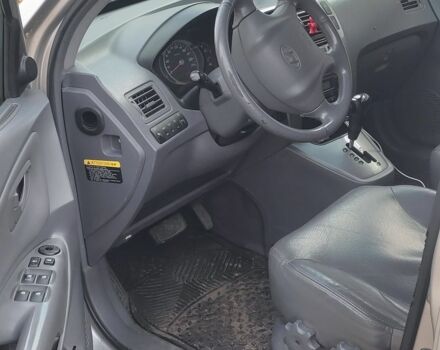 Серый Хендай Туксон, объемом двигателя 2 л и пробегом 264 тыс. км за 4500 $, фото 10 на Automoto.ua