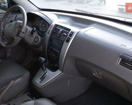 Серый Хендай Туксон, объемом двигателя 2 л и пробегом 207 тыс. км за 7500 $, фото 2 на Automoto.ua