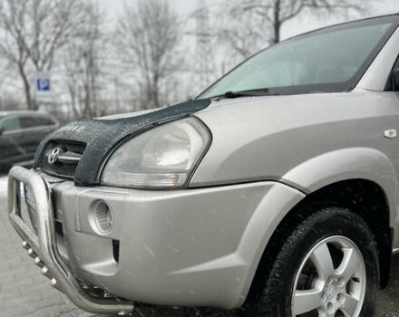 Сірий Хендай Туксон, об'ємом двигуна 1.99 л та пробігом 252 тис. км за 6700 $, фото 4 на Automoto.ua