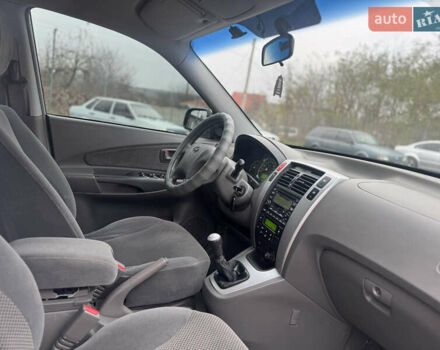 Серый Хендай Туксон, объемом двигателя 1.98 л и пробегом 241 тыс. км за 7000 $, фото 43 на Automoto.ua