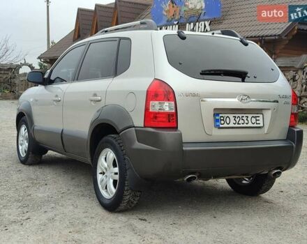 Серый Хендай Туксон, объемом двигателя 1.99 л и пробегом 210 тыс. км за 7900 $, фото 2 на Automoto.ua