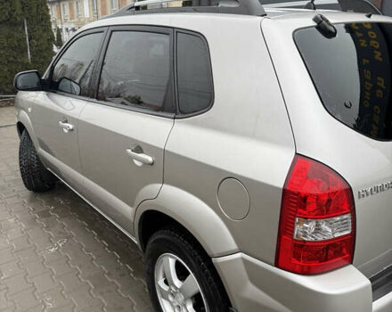 Серый Хендай Туксон, объемом двигателя 1.98 л и пробегом 193 тыс. км за 6500 $, фото 25 на Automoto.ua
