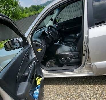 Серый Хендай Туксон, объемом двигателя 2 л и пробегом 260 тыс. км за 7000 $, фото 7 на Automoto.ua