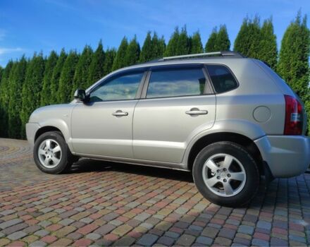 Сірий Хендай Туксон, об'ємом двигуна 2 л та пробігом 159 тис. км за 6700 $, фото 4 на Automoto.ua