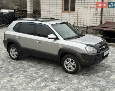 Серый Хендай Туксон, объемом двигателя 1.98 л и пробегом 252 тыс. км за 6950 $, фото 1 на Automoto.ua