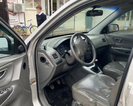 Серый Хендай Туксон, объемом двигателя 1.98 л и пробегом 252 тыс. км за 6199 $, фото 1 на Automoto.ua