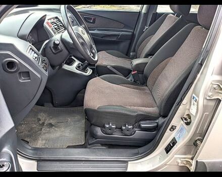 Серый Хендай Туксон, объемом двигателя 2 л и пробегом 167 тыс. км за 7000 $, фото 2 на Automoto.ua