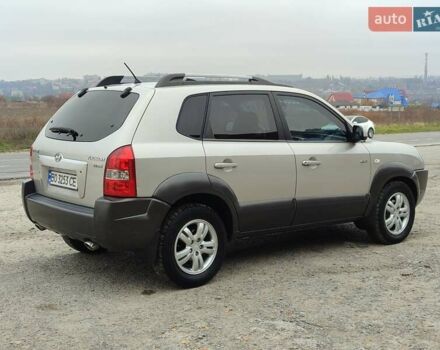 Серый Хендай Туксон, объемом двигателя 1.99 л и пробегом 210 тыс. км за 7900 $, фото 4 на Automoto.ua