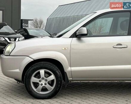 Серый Хендай Туксон, объемом двигателя 2 л и пробегом 263 тыс. км за 7440 $, фото 1 на Automoto.ua