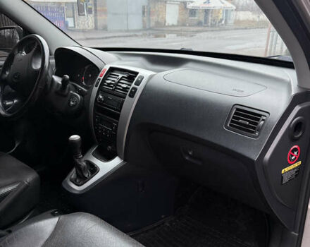 Серый Хендай Туксон, объемом двигателя 1.98 л и пробегом 193 тыс. км за 6500 $, фото 14 на Automoto.ua