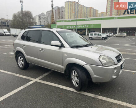 Серый Хендай Туксон, объемом двигателя 1.98 л и пробегом 175 тыс. км за 7800 $, фото 1 на Automoto.ua