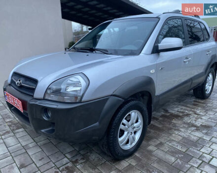 Сірий Хендай Туксон, об'ємом двигуна 2 л та пробігом 105 тис. км за 6990 $, фото 4 на Automoto.ua
