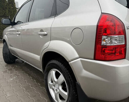 Серый Хендай Туксон, объемом двигателя 1.98 л и пробегом 193 тыс. км за 6500 $, фото 24 на Automoto.ua