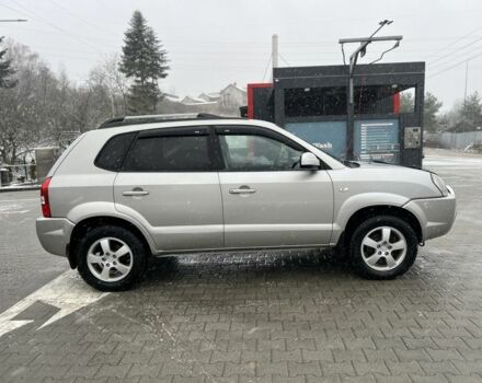 Сірий Хендай Туксон, об'ємом двигуна 2 л та пробігом 241 тис. км за 6700 $, фото 4 на Automoto.ua