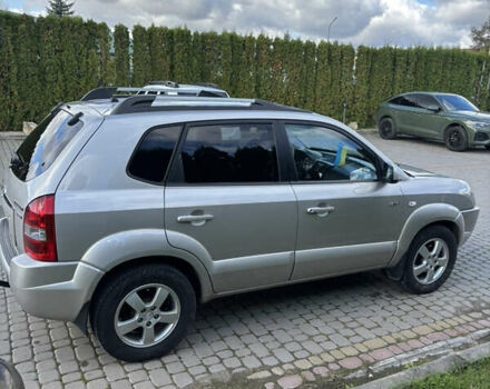 Сірий Хендай Туксон, об'ємом двигуна 1.99 л та пробігом 263 тис. км за 7600 $, фото 2 на Automoto.ua