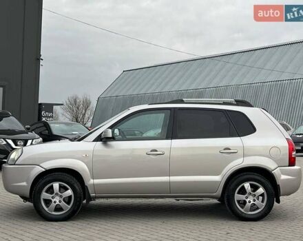 Серый Хендай Туксон, объемом двигателя 2 л и пробегом 263 тыс. км за 7440 $, фото 2 на Automoto.ua