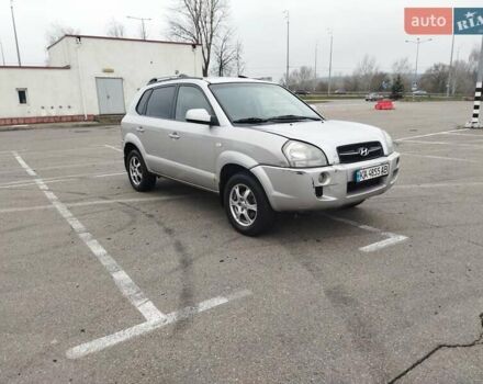 Серый Хендай Туксон, объемом двигателя 1.98 л и пробегом 278 тыс. км за 5300 $, фото 2 на Automoto.ua