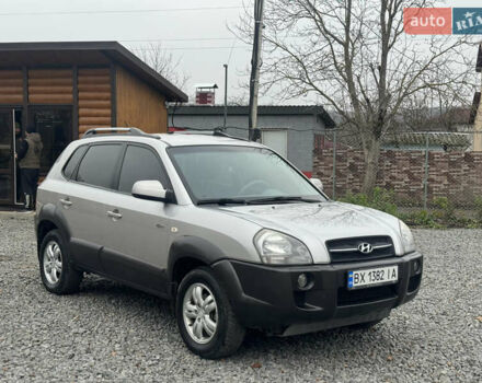 Серый Хендай Туксон, объемом двигателя 1.98 л и пробегом 241 тыс. км за 7000 $, фото 12 на Automoto.ua