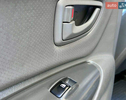 Сірий Хендай Туксон, об'ємом двигуна 2 л та пробігом 215 тис. км за 7350 $, фото 46 на Automoto.ua