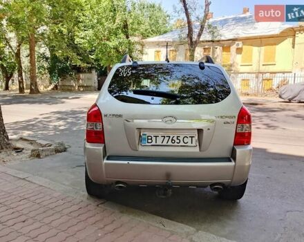 Серый Хендай Туксон, объемом двигателя 2 л и пробегом 277 тыс. км за 8000 $, фото 2 на Automoto.ua