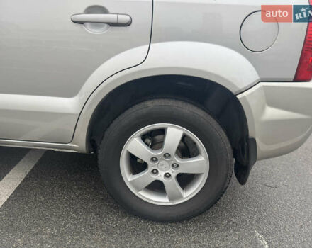 Серый Хендай Туксон, объемом двигателя 1.98 л и пробегом 175 тыс. км за 7800 $, фото 8 на Automoto.ua