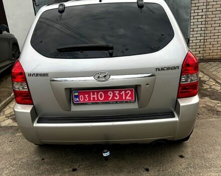 Серый Хендай Туксон, объемом двигателя 2 л и пробегом 228 тыс. км за 8000 $, фото 2 на Automoto.ua