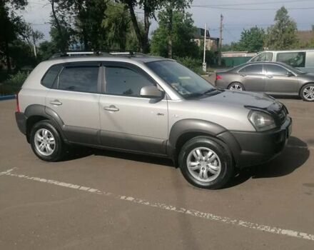 Серый Хендай Туксон, объемом двигателя 1.98 л и пробегом 196 тыс. км за 9000 $, фото 2 на Automoto.ua