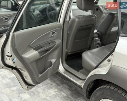 Серый Хендай Туксон, объемом двигателя 1.98 л и пробегом 252 тыс. км за 6950 $, фото 25 на Automoto.ua