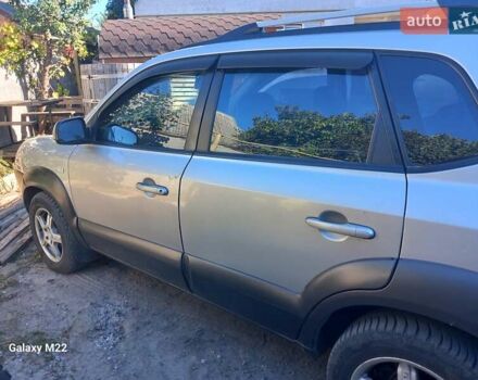 Серый Хендай Туксон, объемом двигателя 1.98 л и пробегом 230 тыс. км за 8500 $, фото 1 на Automoto.ua