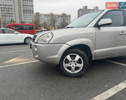 Серый Хендай Туксон, объемом двигателя 1.98 л и пробегом 175 тыс. км за 7800 $, фото 10 на Automoto.ua