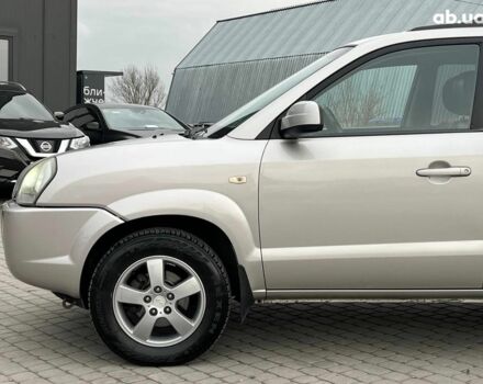 Сірий Хендай Туксон, об'ємом двигуна 2 л та пробігом 263 тис. км за 7440 $, фото 1 на Automoto.ua