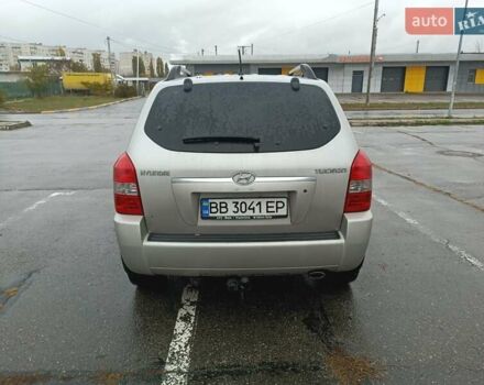 Серый Хендай Туксон, объемом двигателя 1.98 л и пробегом 250 тыс. км за 7300 $, фото 4 на Automoto.ua