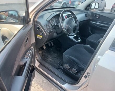 Сірий Хендай Туксон, об'ємом двигуна 2 л та пробігом 235 тис. км за 6100 $, фото 7 на Automoto.ua