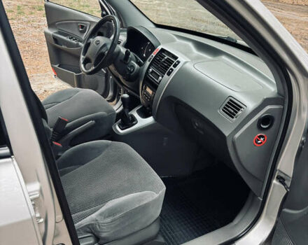 Сірий Хендай Туксон, об'ємом двигуна 1.98 л та пробігом 186 тис. км за 8200 $, фото 43 на Automoto.ua