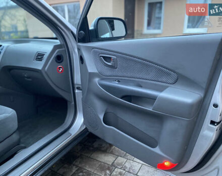 Сірий Хендай Туксон, об'ємом двигуна 2 л та пробігом 105 тис. км за 6990 $, фото 23 на Automoto.ua