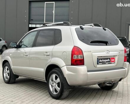Сірий Хендай Туксон, об'ємом двигуна 2 л та пробігом 263 тис. км за 7440 $, фото 4 на Automoto.ua